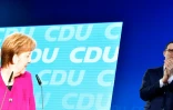 Angela Merkel applaudie par Jens Spahn lors du congrès de la CDU, le 26 février 2018 à Berlin