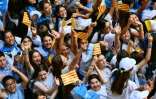 Des enfants accueillent le pape à l'abbaye de Montserrat, près de Barcelone, le 10 juin 2026