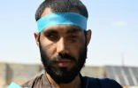 Zaheer Ahmad Zindani, dont les deux yeux ont été crevés lorsque le bus dans lequel il voyageait a sauté sur une mine, participe à une marche pour la paix, le 8 juin 2018 entre la province du Helmand et Kaboul  