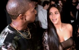 Le 29 septembre 2016, quelques jours avant le braquage, Kim Kardashian assiste avec son mari Kanye West à un défilé durant la Fashion Week parisienne.