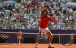 Le Serbe Novak Djokovic réagit à sa victoire sur l'Espagnol Carlos Alcaraz lors de la finale du simple messieurs au stade Roland-Garros, lors des Jeux Olympiques de Paris 2024, le 4 août 2024 à Paris