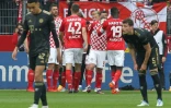 Les joueurs de Mayence célèbrent leur 3e but marqué contre le Bayern Munich eet son défenseur français Benjamin Pavard (d), lors de la 32e journée de Bundesliga, le 30 avril 2022