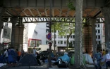 Des migrants installés sous la station de métro Jean Jaurès à Paris le 19 juillet 2016