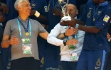 Le sélectionneur de l'équipe de France des moins de 20 ans, Pierre Mankowski (g) et Paul Pogba (d), trophée du Mondial en main, à Istanbul, le 13 juillet 2018