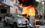 Une voiture et une moto brûlent en marge de la manifestation du 1er mai 2018, à Paris