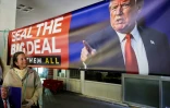 Une manifestante regarde un portrait du président américain Donald Trump, à Tel-Aviv, le 4 février 2025
