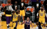 LeBron James (Los Angeles Lakers) marque un panier sous le regard de Devin Booker (Phoenix Suns), lors de leur 6e match du 1er tour des playoffs NBA, le 3 juin 2021 au Staples Center à Los Angeles