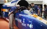 Des visiteurs inspectent une voiture-fusée pouvant atteindre la vitesse surréaliste de 1.600 km/h présentée à Londres, le 24 septembre 2015 à Londres