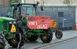 Un tracteur est stationné devant le tribunal de Nantes le 10 décembre 2015 pour dénoncer le projet d'aéroport à Notre-Dame-des Landes