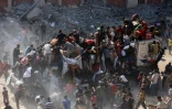 Des Palestiniens se précipitent sur un camion d'aide humanitaire à Khan Younès, dans le sud de la bande de Gaza, le 12 octobre 2025