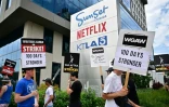 Des membres du syndicat des scénaristes et de celui des acteurs manifestent devant les bureaux de Netflix à Los Angeles, le 9 août 2023