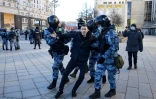 Arrestation lors d'une manifestation à Moscou contre l'invasion russe en Ukraine, le 27 février 2022