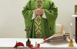 Photo prise et diffusée le 16 octobre 2026 par Vatican Media montrant le pape Léon XIV célébrant une messe à l'hôpital Gemelli à Rome, où il est en convalescence après une intervention chirurgicale pour retirer une tumeur cancéreuse au poumon