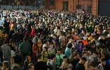 Des fêtards font la queue pour entrer dans un club de Manchester, en Angleterre, le 31 décembre 2021