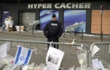 Le 21 janvier 2015 devant le supermarché Hyper Cacher de la porte de Vincennes à Paris où quatre personnes ont été tuées par Amedy Coulibaly le 7 janvier précédent
