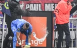 Le Marseillais Dimitri Payet visé par une bouteille d'eau en plastique lors du match de Ligue 1 contre Lyon, le 21 novembre 2021 à Décines-Charpieu