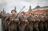 Des soldats russes répètent une parade pour le 100e anniversaire de la Révolution bolchévique, le 5 novembre 2017 sur la place Rouge à Moscou