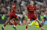 Les joueurs de la Roma Rick Karsdorp (d) et Ainsley Maitland-Niles euphoriques après la victoire contre Feyenoord, le 25 mai 2022 à Tirana