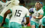 Le demi de mêlée sud-africain Faf de Klerk (d) contre l'Irlande, le 23 septembre 2023 au Styade de France