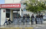 Des policiers se tiennent à l'entrée de la clinique où a été hospitalisé l'ancien président péruvien Alberto Fujimori à Lima le 04 octobre 2018