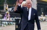 Le nouveau roi Charles III et la reine consort Camilla à leur arrivée à Buckingham Palace, au lendemain du décès de la reine Elizabeth II, le 9 septembre 2022