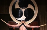 Le joueur de taiko Yoshikazu Fujimoto, le 7 mai 2022 sur l'île de Sado, au Japon