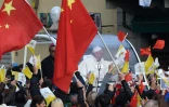 Des drapeaux chinois au passage du pape François le 10 novembre 2015 à Prato