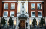 Des policiers montent la garde devant la London Clinic oĂą la princesse Kate a subi une intervention chirurgicale, le 18 janvier 2024 Ă Londres