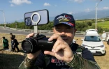 Un passionné d'aviation attend devant la base aérienne de Chihhang l'arrivée des nouveaux avions de chasse F-16V à Taitung, à Taïwan, le 2 octobre 2026