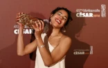 Zita Hanrot et son César du meilleur espoir féminin pour son rôle dans "Fatima" le 26 février 2016 à Paris