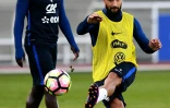 L'attaquant Nabil Fékir (d) frappe le ballon lors d'une séance d'entraînement de l'équipe de France à Clairefontaine, le 4 octobre 2016