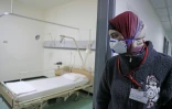Une employée de l'hôpital Rafik Hariri de Beyrouth, où est hospitalisé le premier cas  de pneumonie virale Covid-19 au Liban, photographiée le 23 février 2020