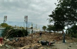 Des habitants constatent les dégâts après un puissant séisme et un tsunami à Palu, dans l'île des Célèbes en Indonésie, le 29 septembre 2018