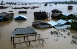 L'eau est montée jusqu'aux toits de ces maisons de l'état Karen, en Birmanie, le 28 juillet 2018