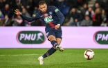 L'attaquant du PSG Kylian Mbappé marque sur penalty contre Nantes en demi-finale de Coupe de France, le 3 avril 2019 au Parc des Princes