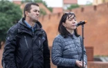 Natalia et Dimitri Protassevitch, les parents du journaliste bélarusse Roman Protassevitch, participent à une manifestation le 29 mai 2021 à Varsovie