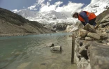 Efrain Reyes Villanueva, un opérateur de radio, observe le niveau du lac glaciaire de Palcacocha, situé à 4.650 mètres d'altitude dans le Parc national de Huascaran, dans le nord-est du Pérou, le 23 mai 2022