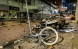 Une voiture brûlée et un vélo détruit après les émeutes ayant frappé Rotterdam le 19 novembre 2021