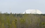 La nouvelle enceinte de confinement de la centrale de Tchernobyl, recouvrant le 4e réacteur détruit, photographiée depuis la ville fantôme de Pripyat le 23 avril 2026. 