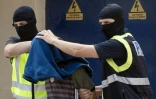 Des policiers arrêtent une personne dans le cadre d'une opération anti-jihadiste dans l'enclave espagnole de Melilla dans le nord du Maroc, le 6 septembre 2017