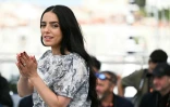 La réalisatrice française Hafsia Herzi prend la pose, le 17 mai 2025 à Cannes (Alpes-Maritimes)
