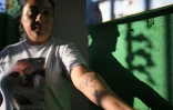 Tomasa Lopez montre un tatouage sur son bras dédié à sa fille Kathya, disparue en 2016, à Mejicanos, le 20 mars 2026 au Salvador