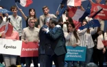 François Bayrou, président du Modem, et Emmanuel Macron lors d'un meeting de soutien à Pau le 12 avril 2017