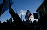 Des manifestants brandissent des drapeaux iraniens d'avant la révolution islamique de 1979 durant un rassemblement à Paris en soutien aux manifestants iraniens, le 4 janvier 2026