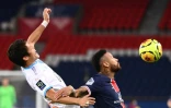 Le défenseur japonais de Marseille Hiroki Sakai à la lutte avec l'attaquant du Paris SG Neymar en L1 le 13 septembre 2020 au Parc des Princes