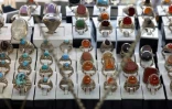 Collection de bagues de pierres précieuses exposées dans une boutique d'un bazar au sud de Téhéran, le 8 janvier 2024