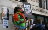 Une manifestante devant le tribunal de Westminster Magistratres, Ă Londres, le 20 avril 2022