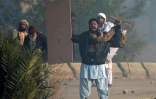 Un manifestant du groupe religieux pakistanais Tehreek-i-Labaik Yah Rasool Allah Pakistan (TLYRAP) durant des affrontements avec la police à Islamabad le 25 novembre 2017