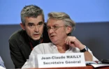 Yves Veyrier discute avec Jean-Claude Mailly, lors du 22e congrès de FO en février 2011 à Montpellier