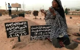 Une femme pleure sur la tombe de son fils tué dans la répression du mouvement de contestation, le 9 juillet 2019 à Khartoum, au Soudan